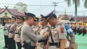 Polres Tanjung Jabung Barat menggelar Sertijab sejumlah Pejabat utama dan Polsek jajaran di halaman Mapolres Tanjung Jabung Barat, Selasa (5/12/2023).