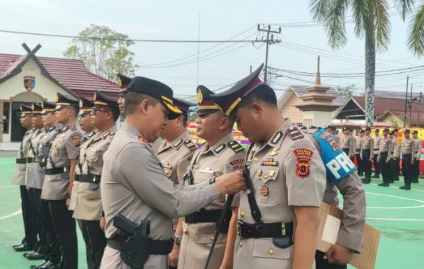 Polres Tanjung Jabung Barat menggelar Sertijab sejumlah Pejabat utama dan Polsek jajaran di halaman Mapolres Tanjung Jabung Barat, Selasa (5/12/2023).