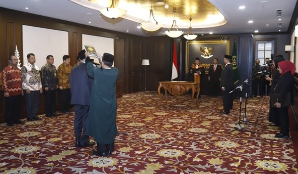 Ketua Mahkamah Agung (MA) H. M. Syarifuddin, melantik dan mengambil sumpah H. Hendro Puspito sebagai Panitera Muda Tata Usaha Negara (TUN) pada MA di Gedung MA, Jakarta, Jumat (15/12/2023).