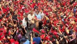 Capres nomor urut 2, Prabowo Subianto disambut meriah ribuan warga Dayak di Pontianak, Kalimantan Barat, Sabtu (20/1/2024).