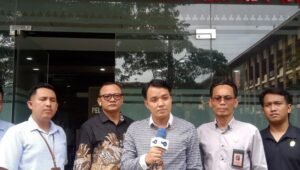Advokat muda yang juga Sekjen LBH SMSI Pusat M. Rian Ali Akbar, S.H., (tengah) didampingi rekan seprofesi dari Solidaritas Advokat Lampung saat menyampaikan keterangan pers di Mapolda Lampung, Selasa (30/1/2024). Foto: istimewa
