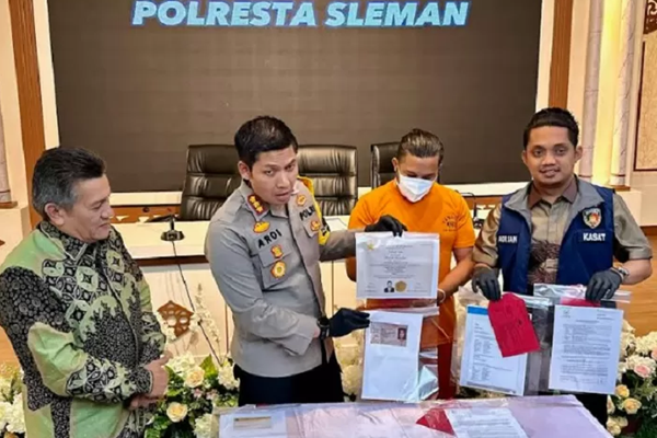 Dokter gadungan Elwisan Aminudin saat diamanakan di Mapolresta Sleman, Selasa Dokter gadungan Elwisan Aminudin saat diamanakan di Mapolresta Sleman, Selasa (30/1/2024) Foto:Dok.Ant(30/1/2024) Foto:Dok.Ant