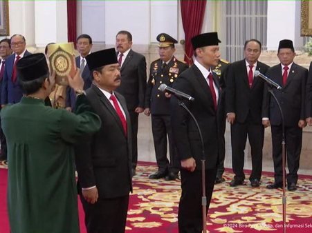 Presiden Jokowi melantik Hadi Tjahjanto dan Agus Harimurti Yudhoyono atau AHY sebagai menteri baru pada Kabinet Indonesia Maju di Istana Merdeka, Jakarta, Rabu (21/2/2024). Foto: istimewa 