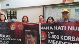 Para korban Robot Trading Net89 yang tergabung dalam Paguyuban Solidaritas Investor Simbiotik Multitalenta Indonesia (SISMI) memohon keadilan di PN Jaksel. (Foto: istimewa)