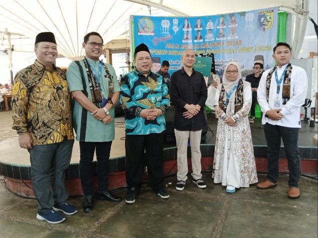 Ketua Umum Pagyuban Demak Buntoro Nusantara (PDBN) Fathan Subchi, Sekjen Edi Sayudi, Kabid Humas M. Ridhwan dan Ketua PGSI, Noor Salim foto bersama, saat acara Halal Bihalal Idul Fitri 1445 H Keluarga Besar PDBN di Ancol Jakarta Utara, Minggu (28/4/2024). (Foto Humas PDBN).