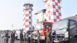 Danlanud Husein Sastranegara Kolonel Pnb Alfian, memimpin apel kesiapsiagaan menghadapi bencana alam di Apron Baseops Lanud Husein Sastranegara, Bandung, Jawa Barat, Kamis (30/5/2024). Foto:Lanud Husein Sastranegara 