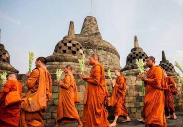Ribuan Umat Buddha Gelar Kirab Waisak dari Candi Mendut ke Borobudur