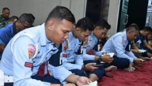 Personel Lanud Husein Sastranegara yang beragama Islam melaksanakan sholat subuh berjamaah di Masjid Al Mu'minun, Jumat (7/6/2024). Foto:Lanud Husein Sastranegara 