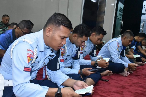 Personel Lanud Husein Sastranegara yang beragama Islam melaksanakan sholat subuh berjamaah di Masjid Al Mu'minun, Jumat (7/6/2024). Foto:Lanud Husein Sastranegara 