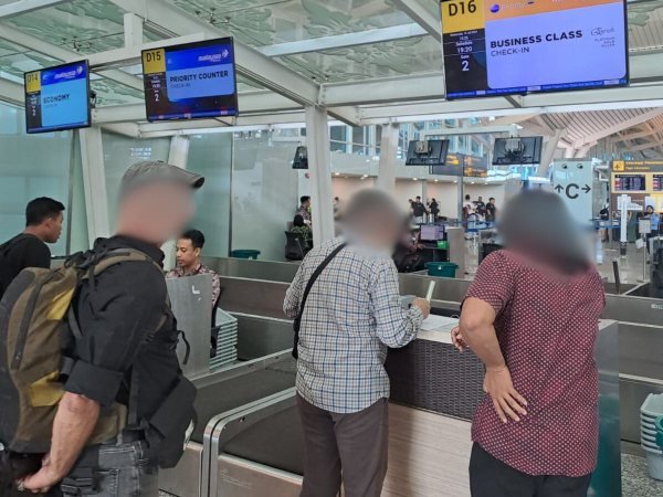 Kantor Imigrasi Singaraja mendeportasi dua orang WNA asal Prancis dan Rusia melalui Bandara Internasional I Gusti Ngurah Rai Bali pada Rabu (10/7/2024). (Foto: Kanim Singaraja)