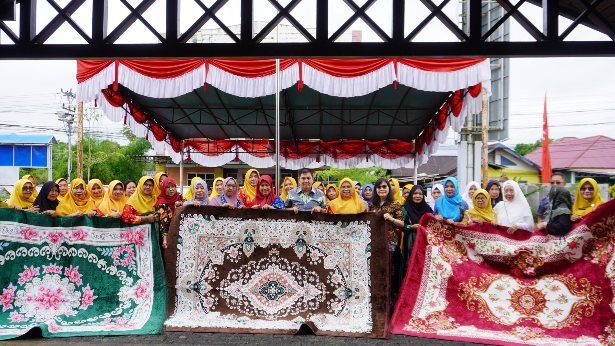 Luar Biasa! Pembagian 500 Karpet Masjid Fogoromas Jakarta di Kabupaten Sambas Masuk Rekor MURI