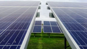 Deretan panel solar untuk proyek percontohan.