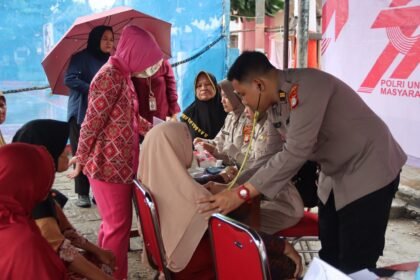 Polres Kepulauan Seribu bekerja sama dengan Seksi Kedokteran dan Kesehatan (Sidokkes) Polres Kepulauan Seribu menggelar kegiatan Bakti Sosial di Pulau Panggang,