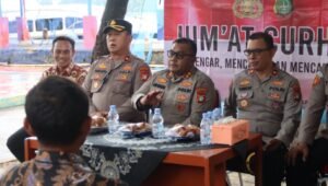 Kapolres Kepulauan Seribu AKBP Ajie Lukman Hidayat, S.I.K., M.H., melaksanakan kegiatan Jumat Curhat di Pulau Untung Jawa