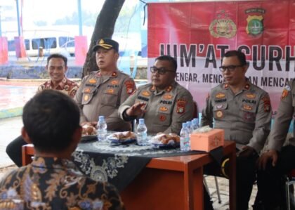 Kapolres Kepulauan Seribu AKBP Ajie Lukman Hidayat, S.I.K., M.H., melaksanakan kegiatan Jumat Curhat di Pulau Untung Jawa