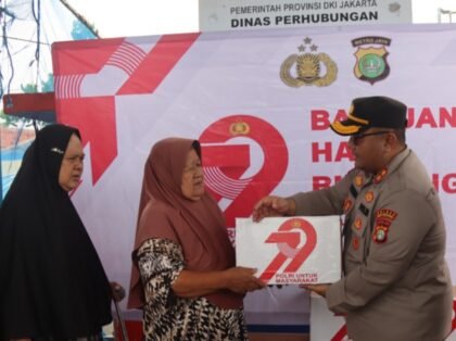Kapolres Kepulauan Seribu AKBP Ajie Lukman Hidayat, S.I.K., M.H. menyalurkan bantuan sosial kepada para lanjut usia (lansia) di Pulau Panggang,