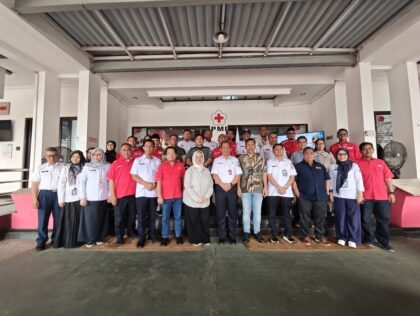 Askesra Ali Maulana Hakim dan Ketua PMI Kota Jakarta Utara Rijal bersama Undangan Foto Bersama (Foto Istimewa)