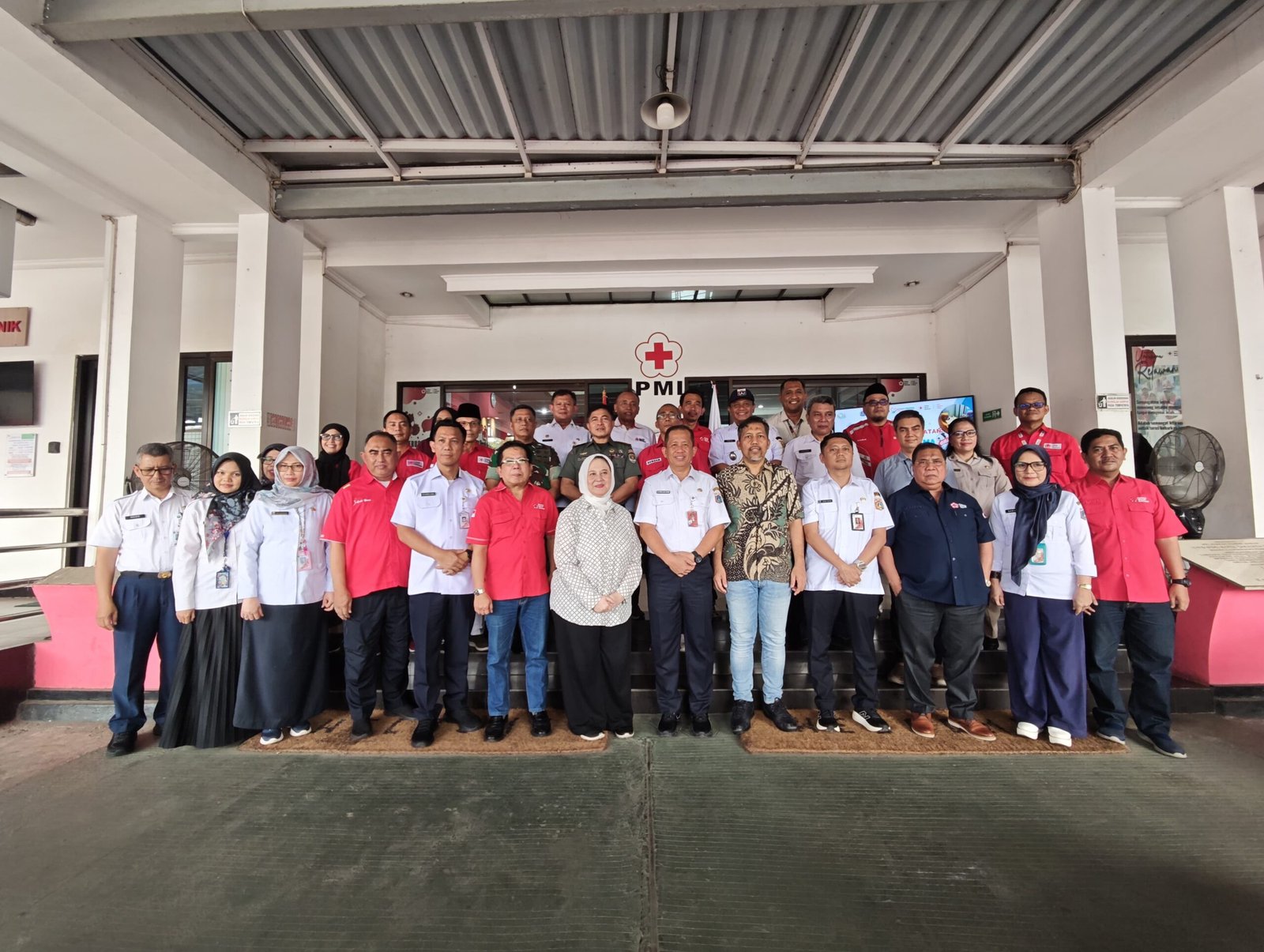 Askesra Ali Maulana Hakim dan Ketua PMI Kota Jakarta Utara Rijal bersama Undangan Foto Bersama (Foto Istimewa)
