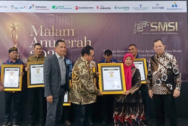 Ketangguhan Mengelola Media Antar Umi Sjarifah Raih Anugerah SMSI 2026